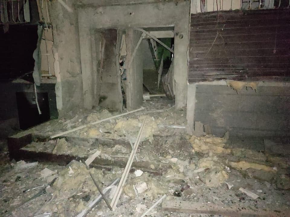 Под Луганском артобстрелом разрушена пятиэтажка 
