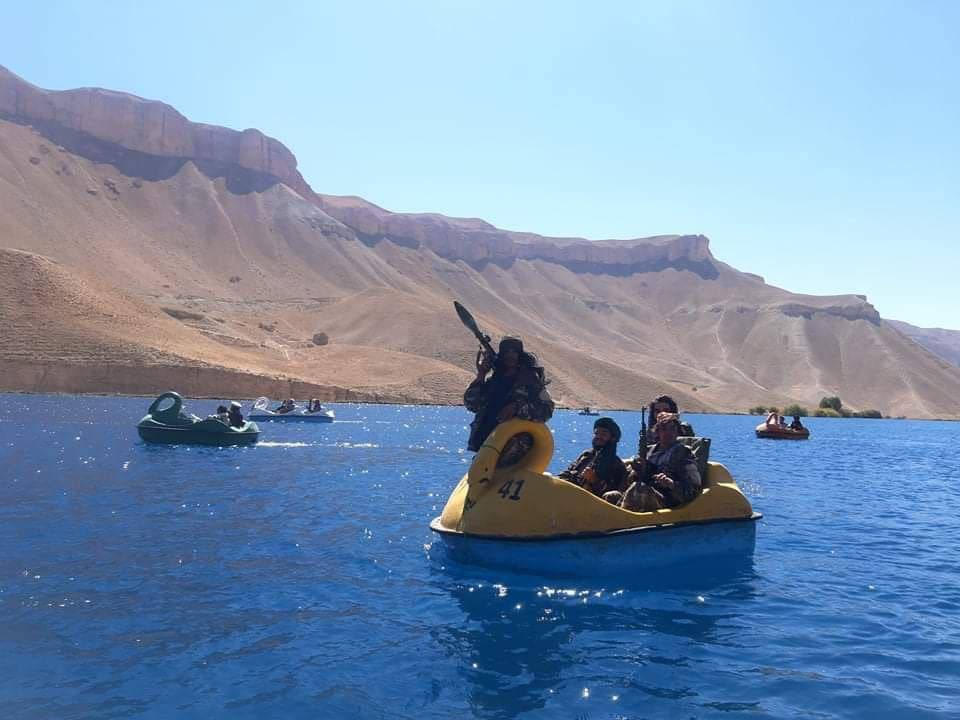Талибы с гранатометами прокатились на лодках-лебедях в национальном парке Афганистана