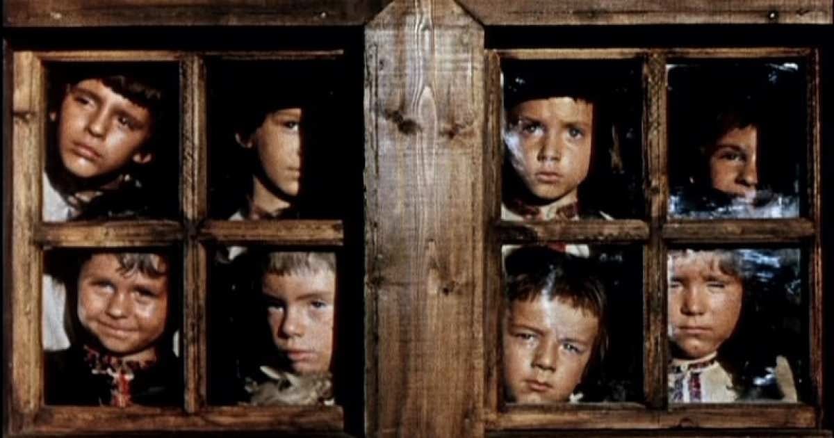 Сурен Параджанов (внизу слева, окошко справа) в фильме Сергея Параджанова "Тени забытых предков", 1964.