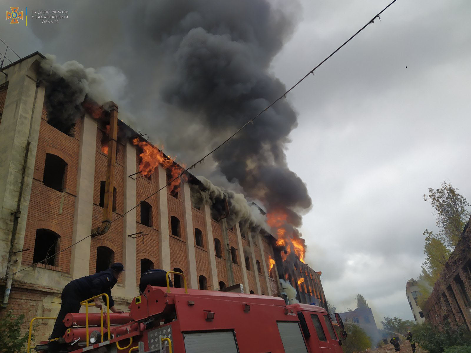 На Закарпатье горит здание завода "Мукачевприбор" 