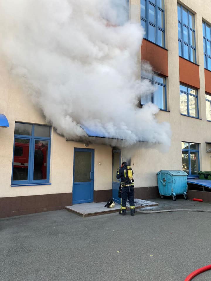 В Киеве из гимназии из-за пожар эвакуировали 1500 детей