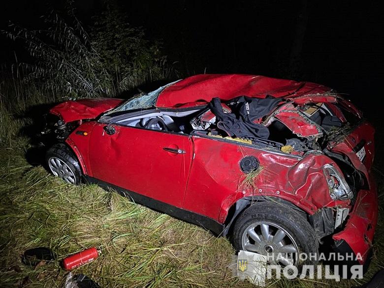 В Киеве парень за рулем Mini Cooper снес отбойник и вылетел в кювет