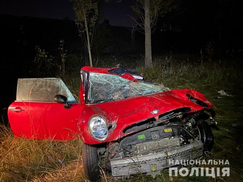 В Киеве парень за рулем Mini Cooper снес отбойник и вылетел в кювет