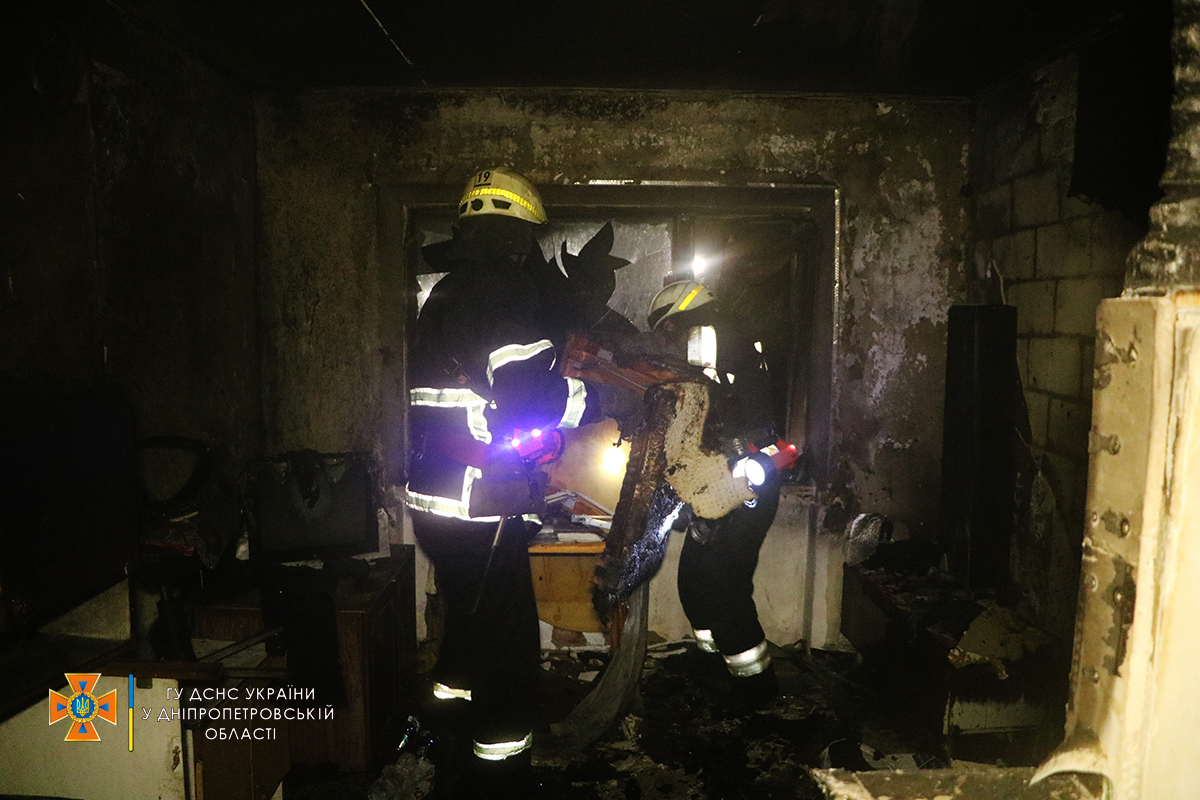 Под Днепром горел многоквартирный дом: жителей доставали из пылающего здания