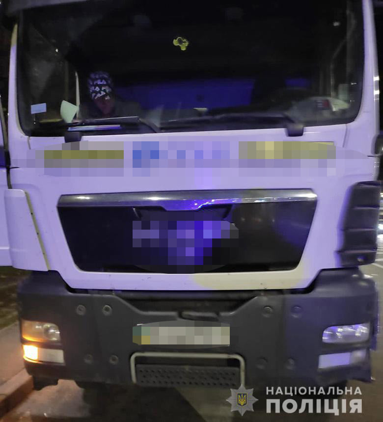 В Киеве пьяный водитель грузовика сбил на "зебре" двух пешеходов, один умер в больнице