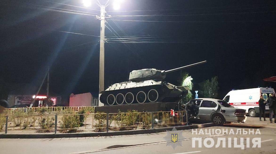 Декоммунизация по-одесски: легковушка таранила советский танк Т-34