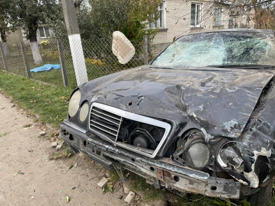 На Волыни водитель Mercedes насмерть сбил мать троих детей и вылетел в окно