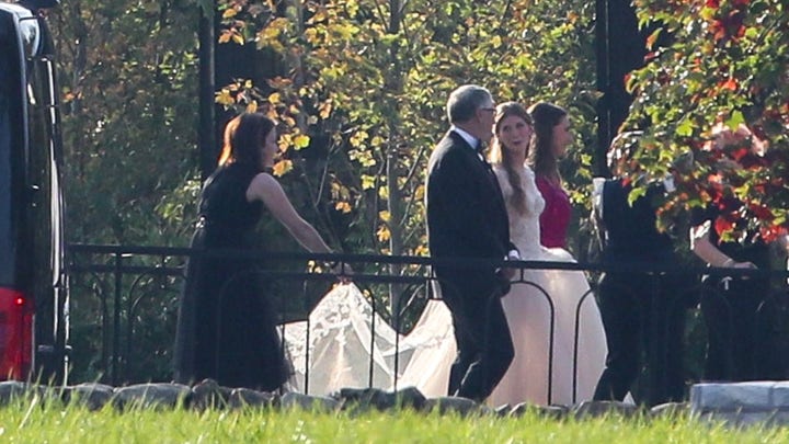 На церемонии родители невесты Билл и Мелинда Гейтс впервые появились на публике вместе после развода, который они оформили в этом году. Супруги прожили вместе 27 лет, у них трое детей - Дженнифер, сын Рори (22 ) и дочь Фиби (19).