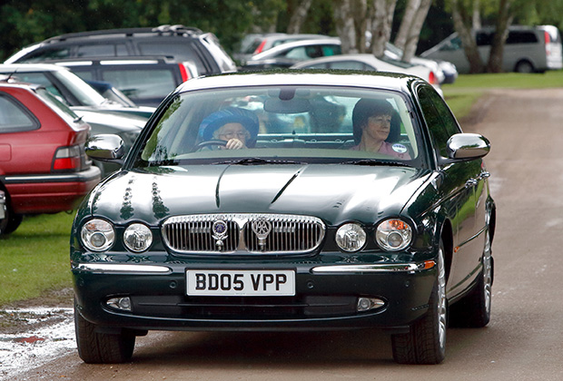 Елизавету II "застукали" за рулем Jaguar