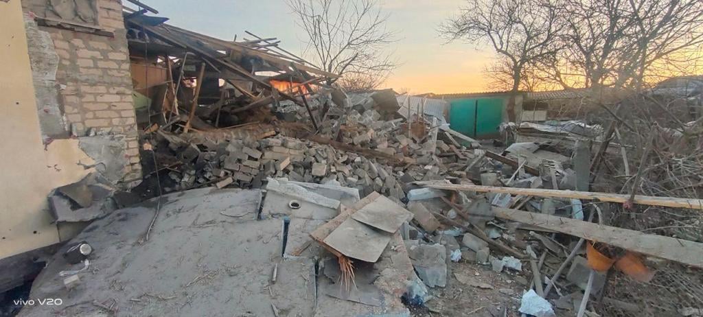 Под Донецком обстреляли село Невельское: пенсионеров откапывали из-под обломков домов