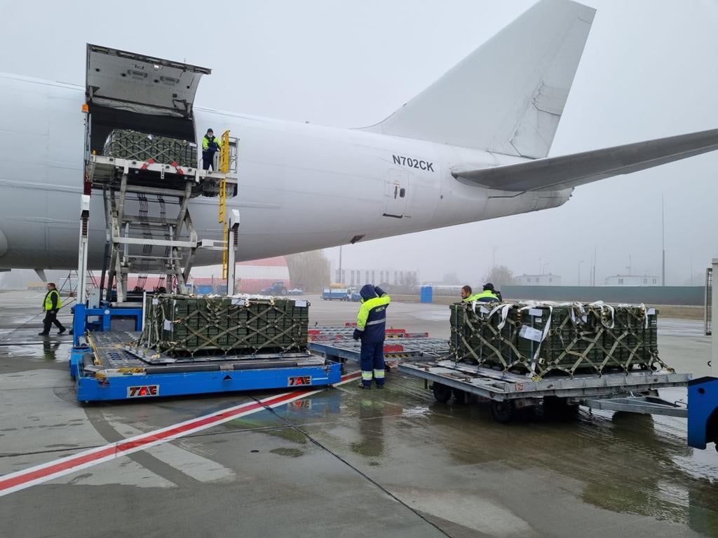 В Украину из США прибыло 80 тонн боеприпасов