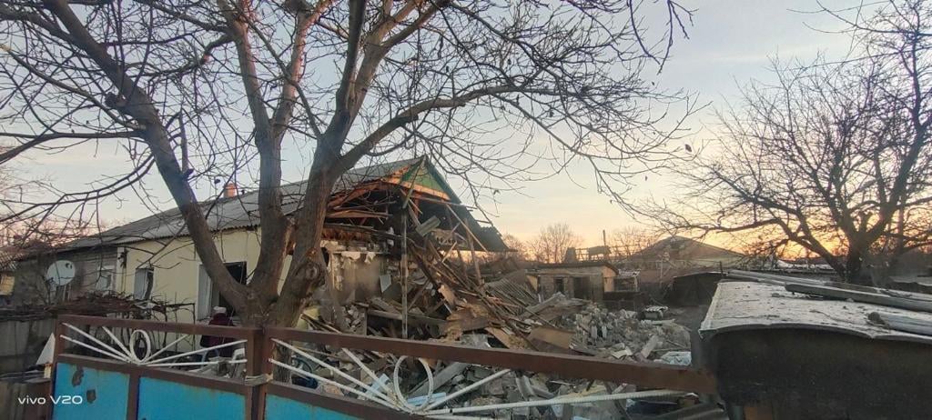 Под Донецком обстреляли село Невельское: пенсионеров откапывали из-под обломков домов