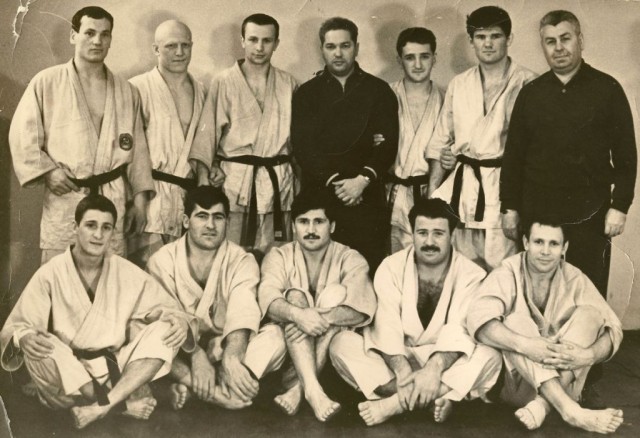 Анатолий Бондаренко - вверху крайний слева