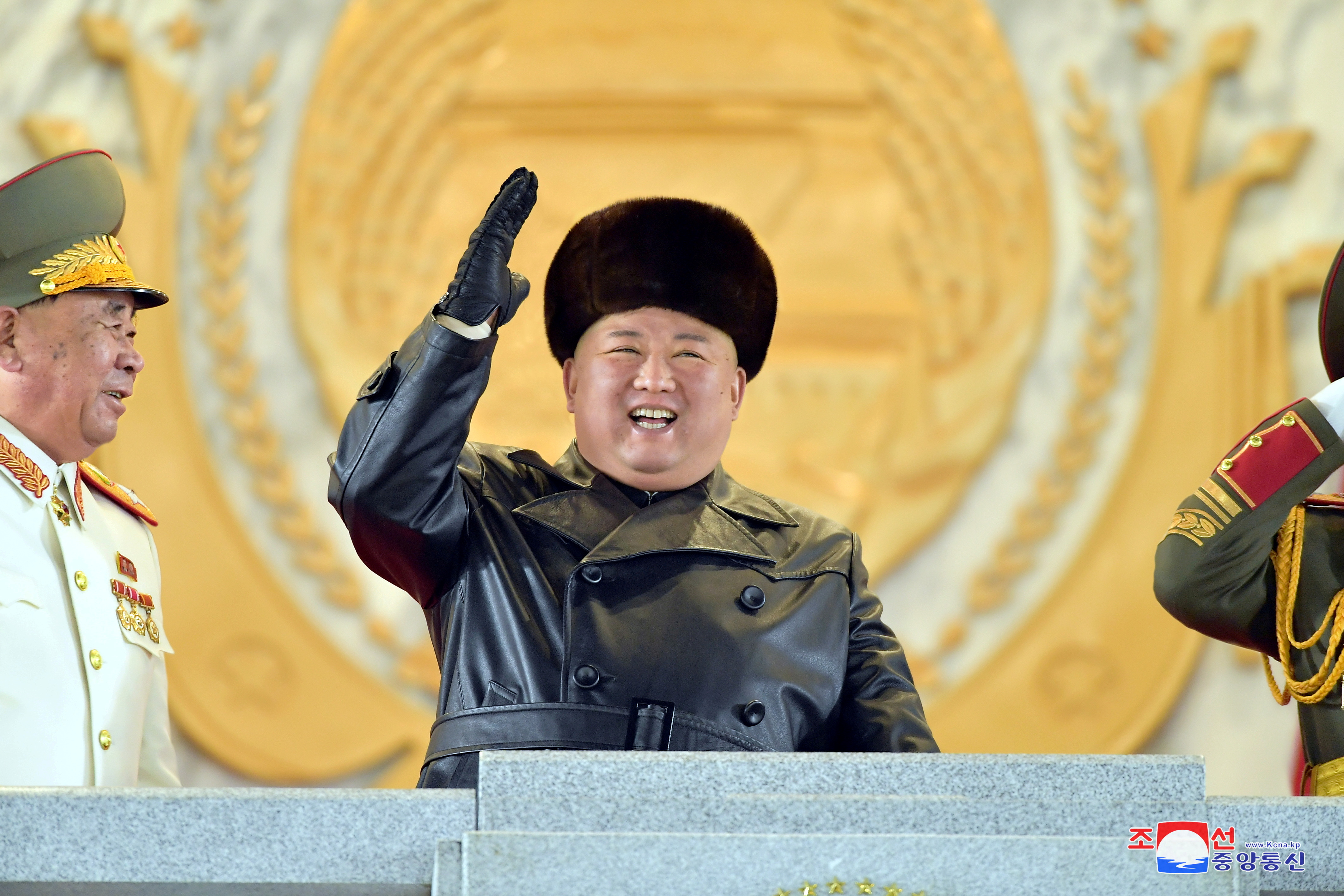 В Северной Корее запретили носить кожаные плащи (фото) | podrobnosti.ua