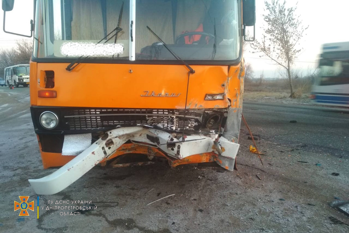 Под Днепром из-за гололеда "копейка" влетела в автобус, есть жертвы