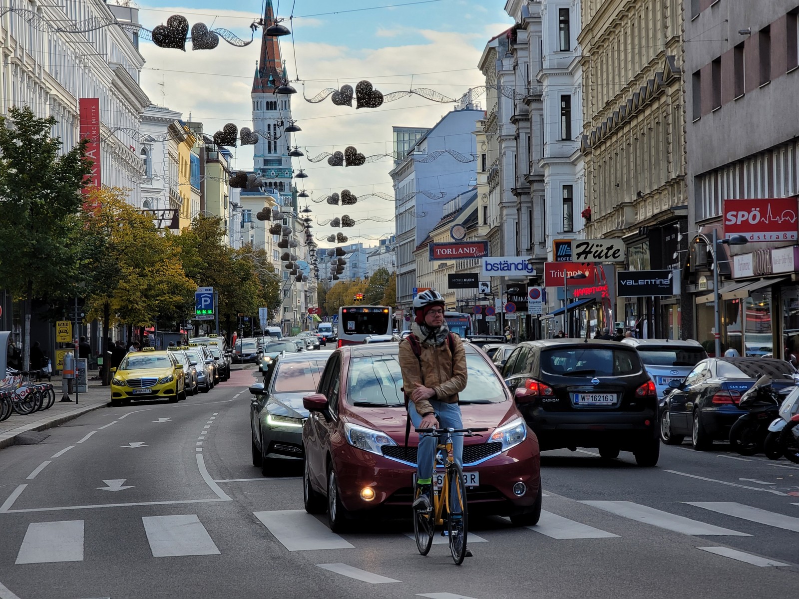 Велосипедист на улицах Вены
