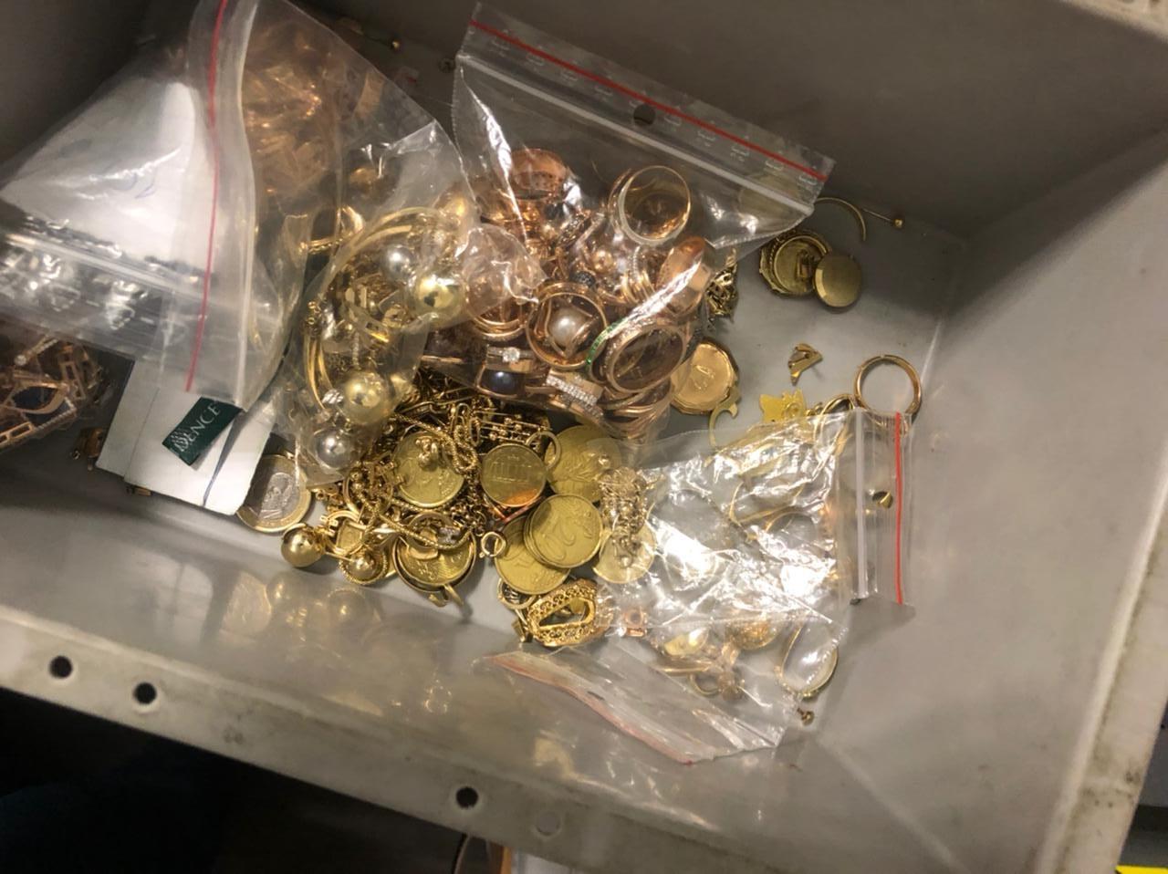 Во Львове пограничники отобрали у полячек чемодан денег и золота