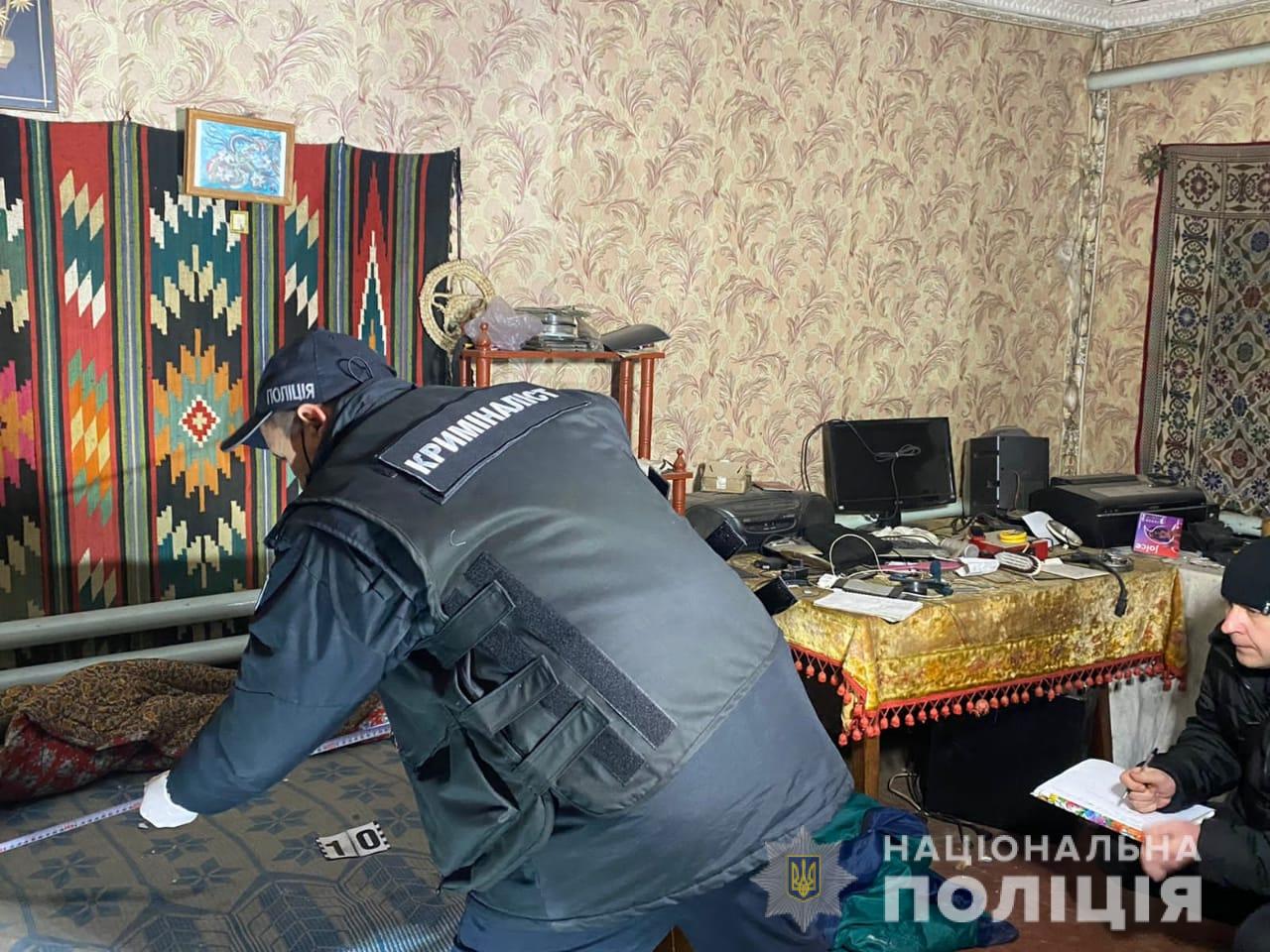 Под Одессой мужчина зарезал соседа и спрятал труп в диване