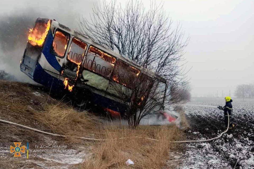 Под Днепром сгорел пассажирский автобус, есть жертвы