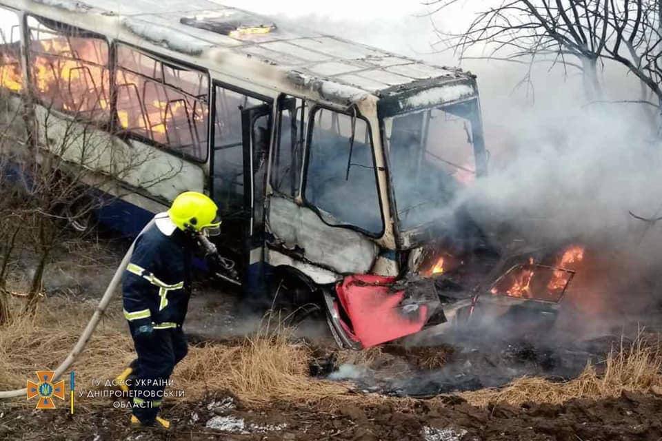 Под Днепром сгорел пассажирский автобус, есть жертвы