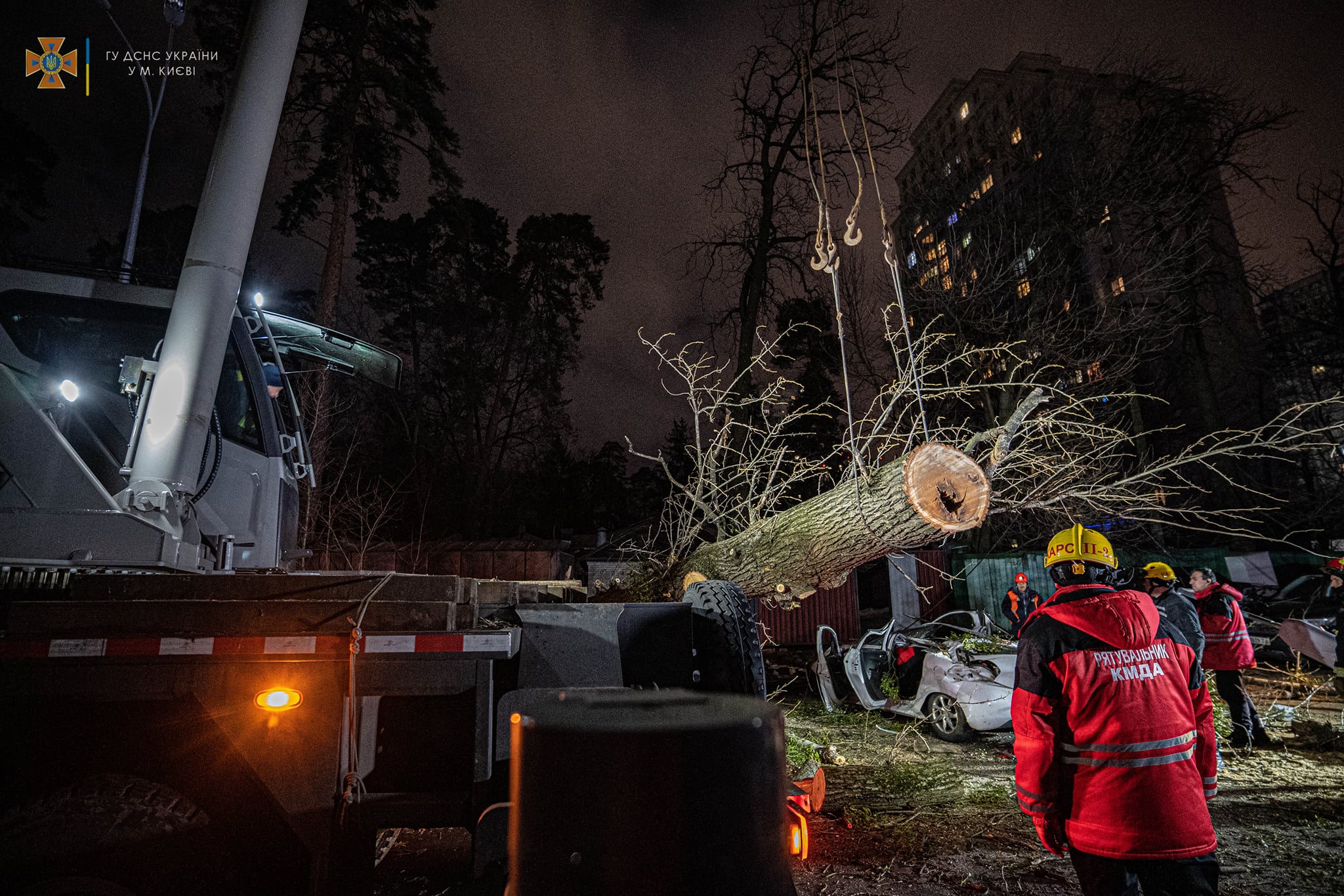 Из-за ураганного ветра 1400 населенных пунктов в Украине остались без электричества
