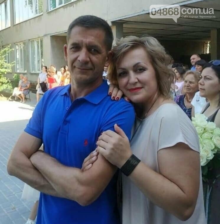 В соцсетях пишут, что погибшая семья была из Черноморска. Сиротой осталась 7-летняя дочь. 