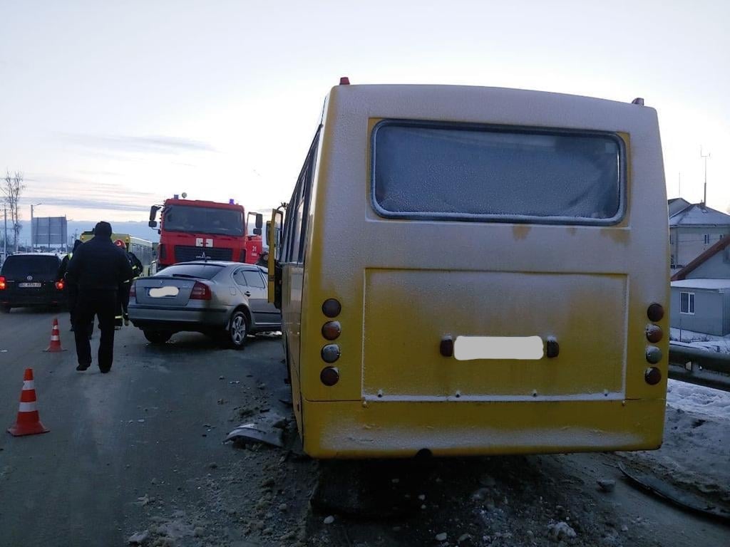 Под Львовом в ДТП с участием маршрутки погиб один человек погиб, шестеро пострадали