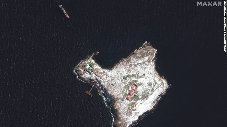 Появилось первое спутниковое фото украинского острова Змеиный после его бомбардировки