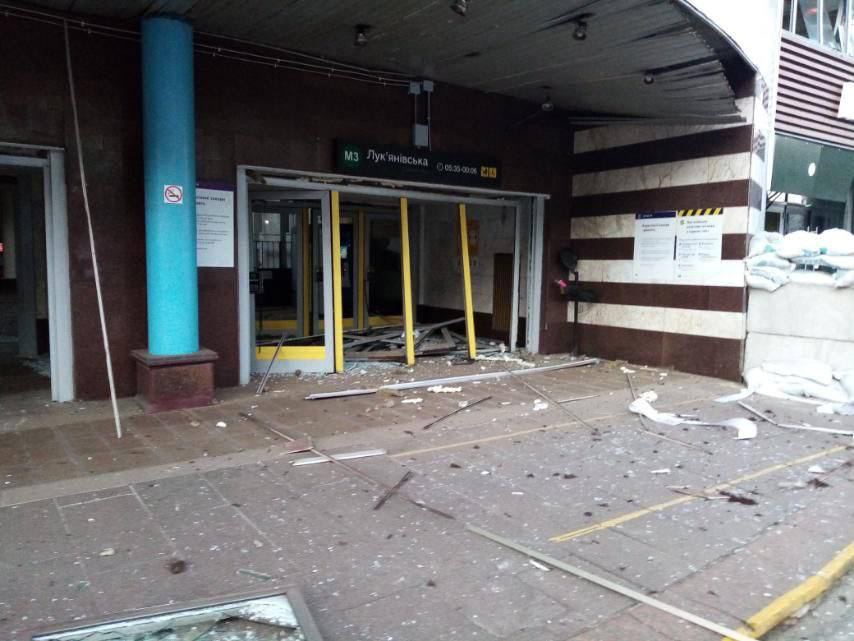В Киеве взрывной волной поврежден фасад здания станции метро "Лукьяновская". Также пострадали служебные помещения