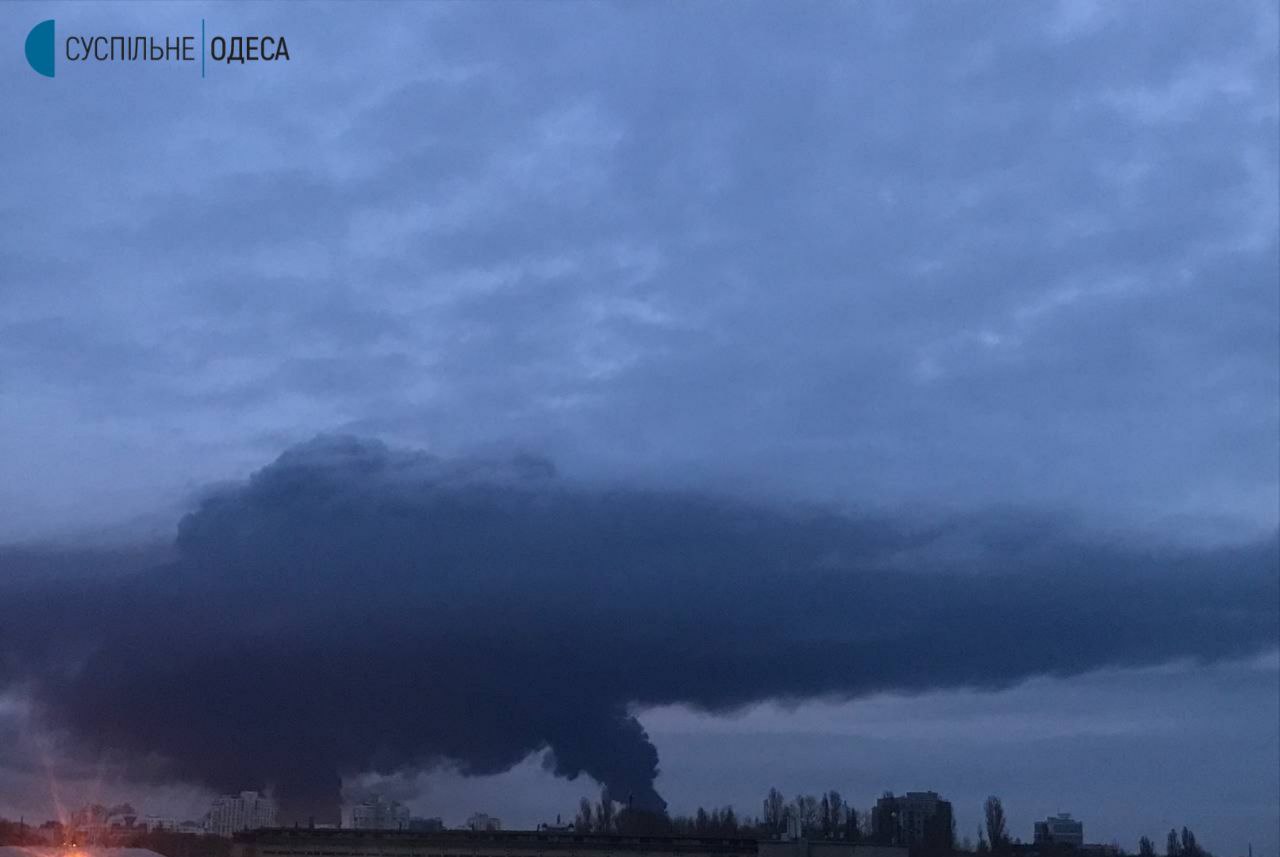 Одесу атакували з повітря, у деяких районах пожежі