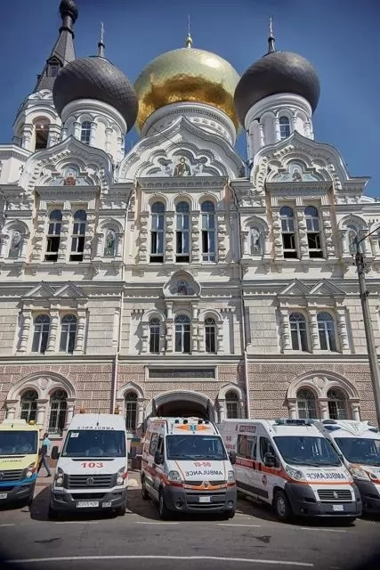 В УПЦ МП кажуть, що з народом і передали 81 автівку швидкої допомоги постраждалим громадам України_1