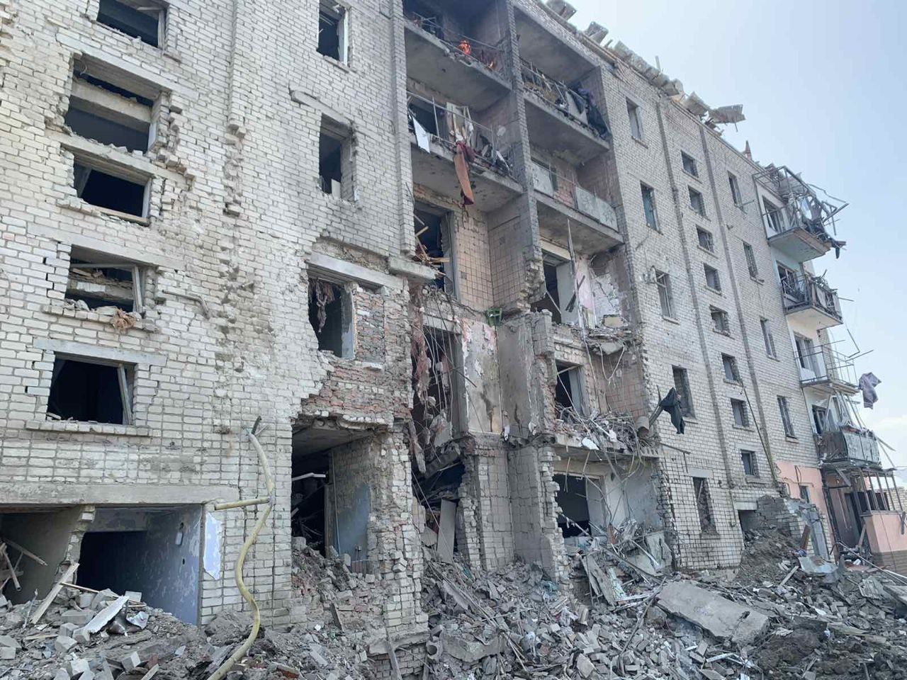 Рашисти вдарили по житловій багатоповерхівці у Вознесенську, поранено 9 людей