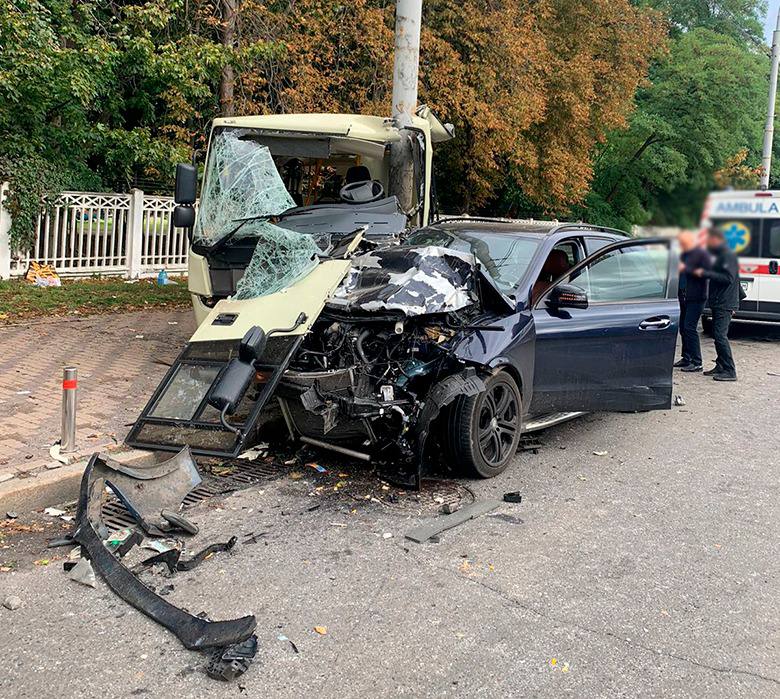 Внаслідок ДТП з маршруткою в Києві постраждали 23 пасажири