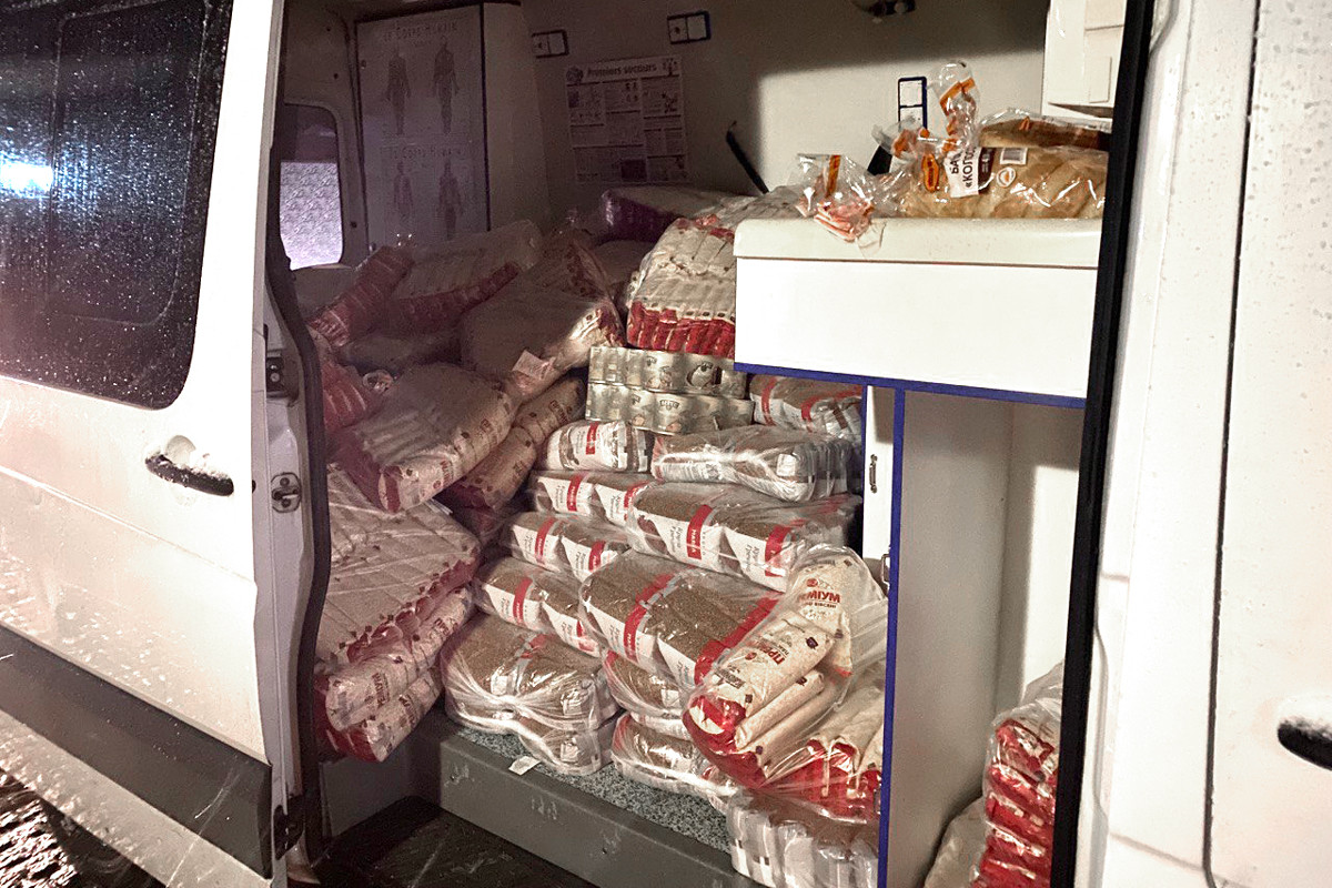 Вісім карет швидкої допомоги та гуманітарний вантаж передано Херсону від УПЦ та Фонду Вадима Новинського