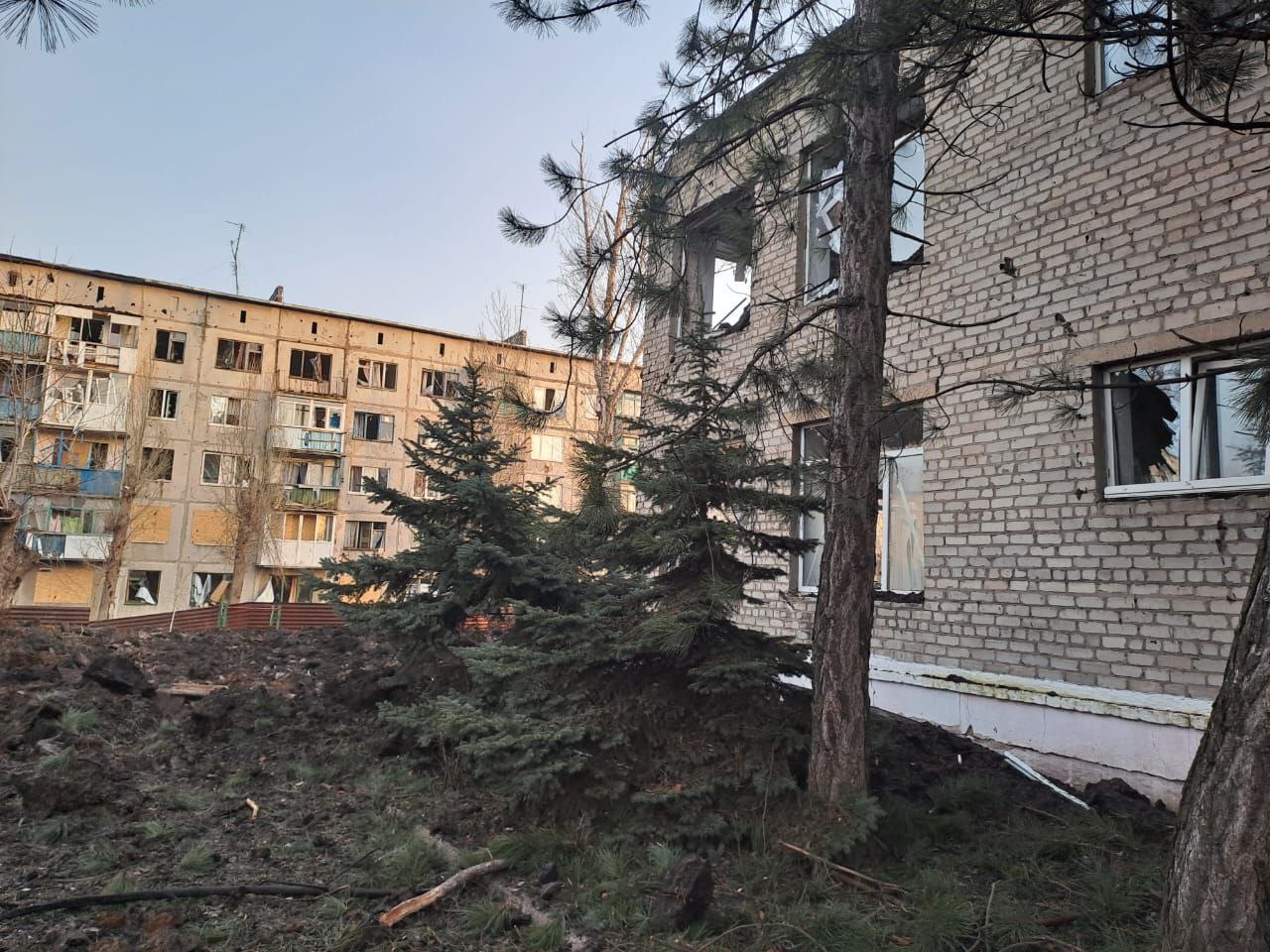 Окупанти обстріляли Краматорськ: ракета впала біля дитячого садка