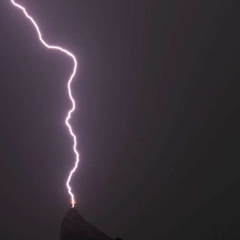 У Ріо-де-Жанейро блискавка влучила в статую Христа Спасителя