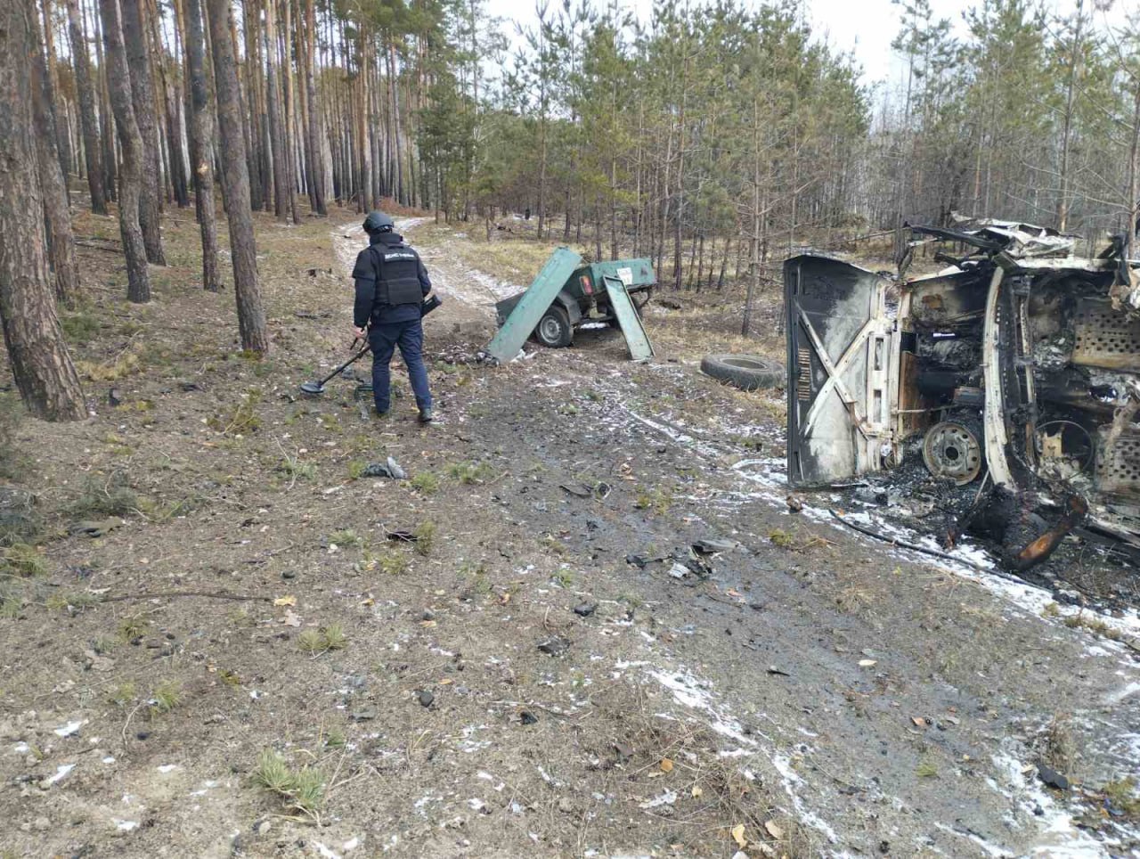 Трагедія сталася 1 березня, повідомляє поліція. Автомобіль "ВАЗ 2121" під керуванням 39-річного мешканця міста Ізюм рухався лісною дорогою та наїхав на невідомий вибуховий пристрій.