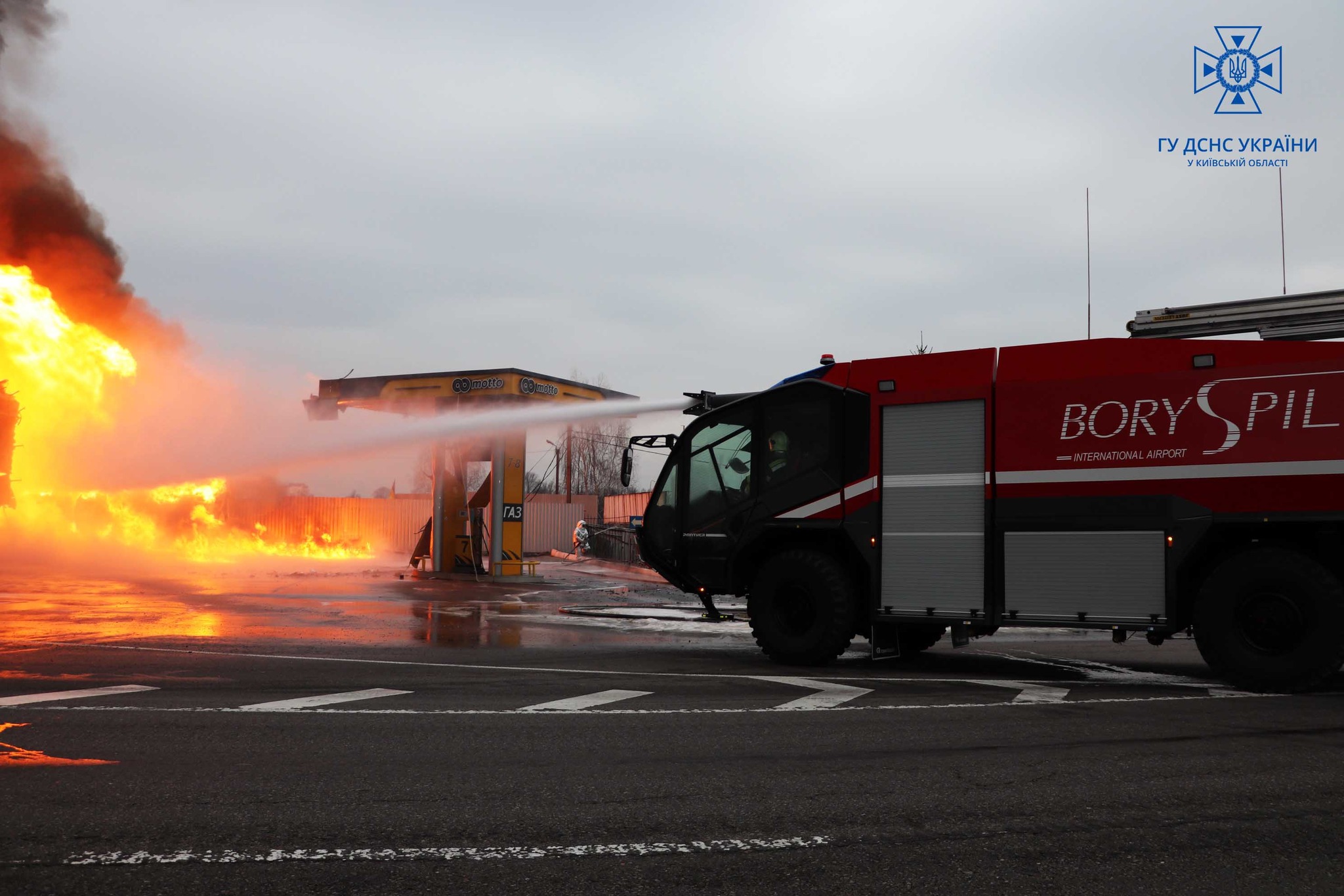У Борисполі на АЗС згорів бензовоз з 10 000 літрів бензина