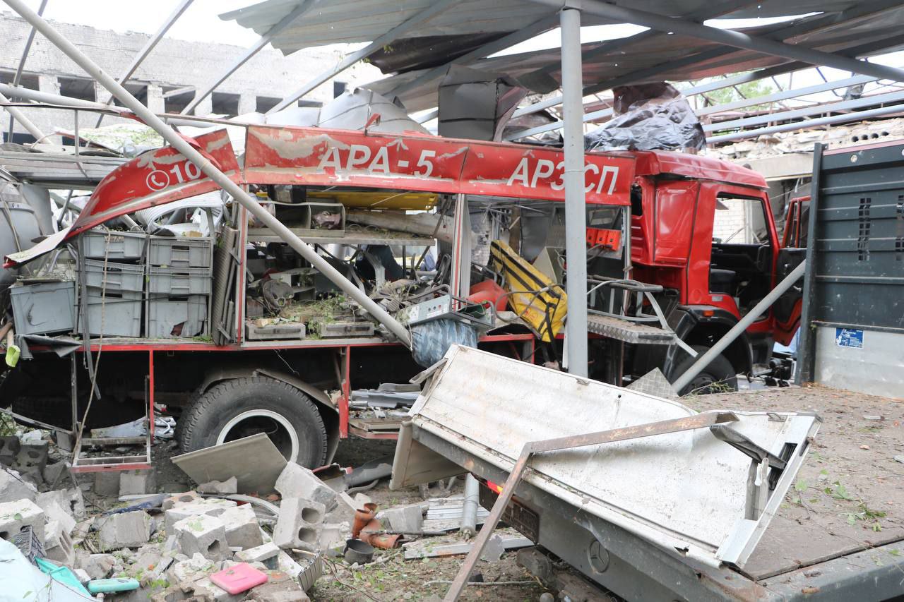 У Дніпрі окупанти атакували аварійно-рятувальну частину: знищені понад 20 машин