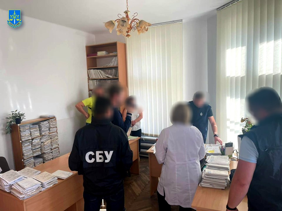 Під Львовом заступниця військово-лікарської комісії намагалася з'їсти хабар