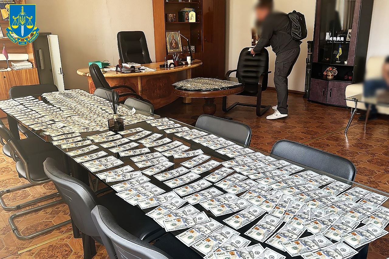 Під Дніпром мера міста спіймали на хабарі $30 000