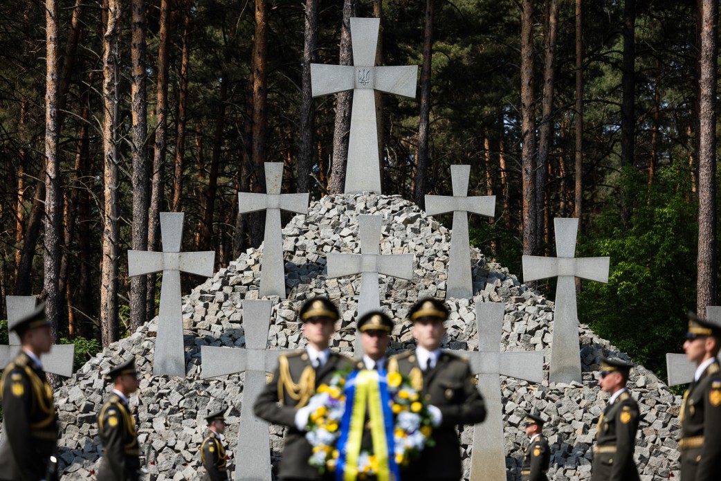 Зеленські відвідали "Биківнянські могили" та вшанували пам’ять жертв політичних репресій