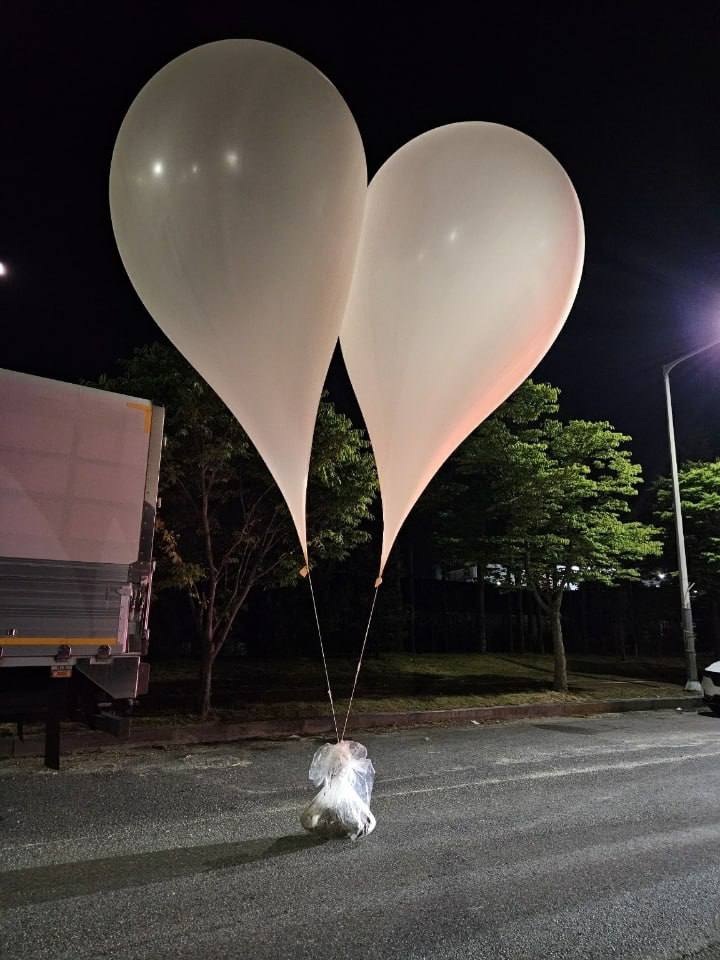 КНДР відправила 150 повітряних куль з гноєм та сміттям до Південної Кореї