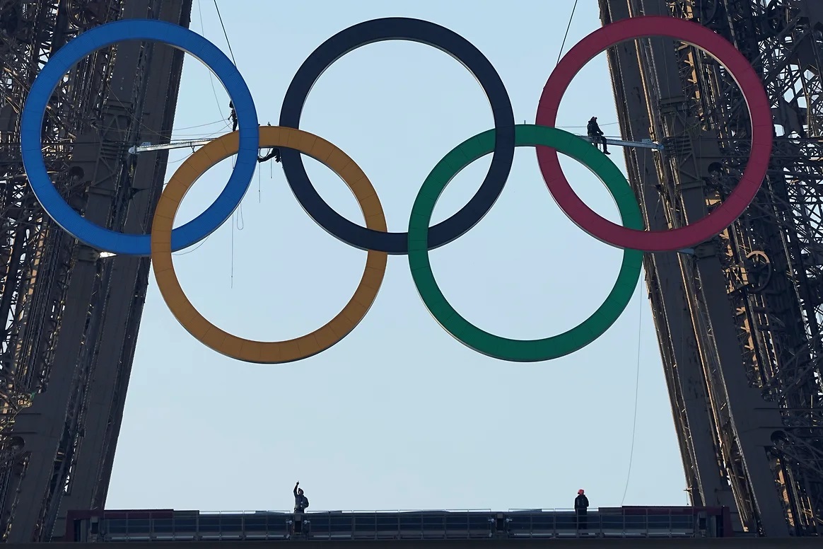 Олімпійські кільця встановили на Ейфелевій вежі