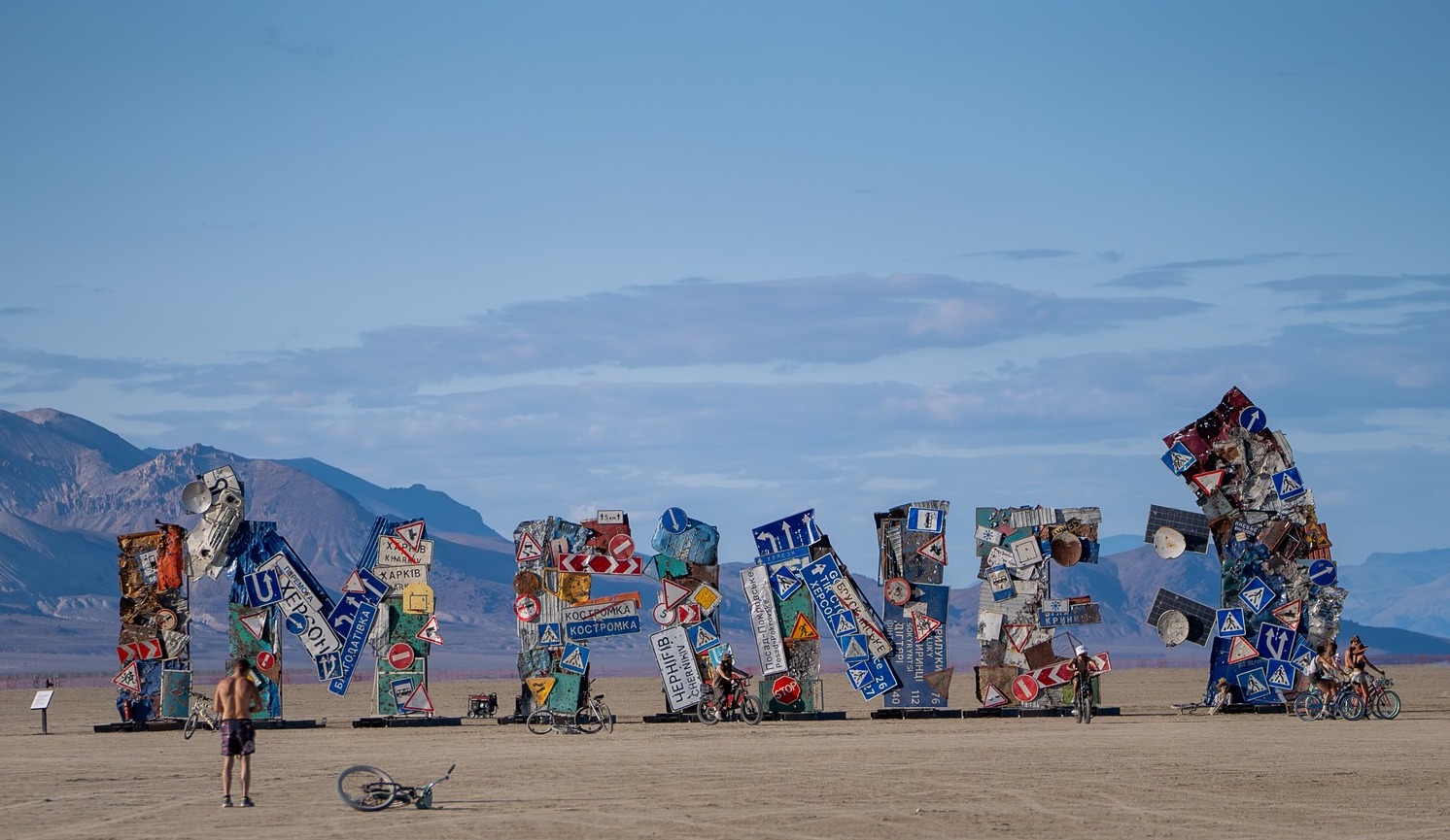 "I'M FINE": Україна на Burning Man представила монумент з артефактами війни