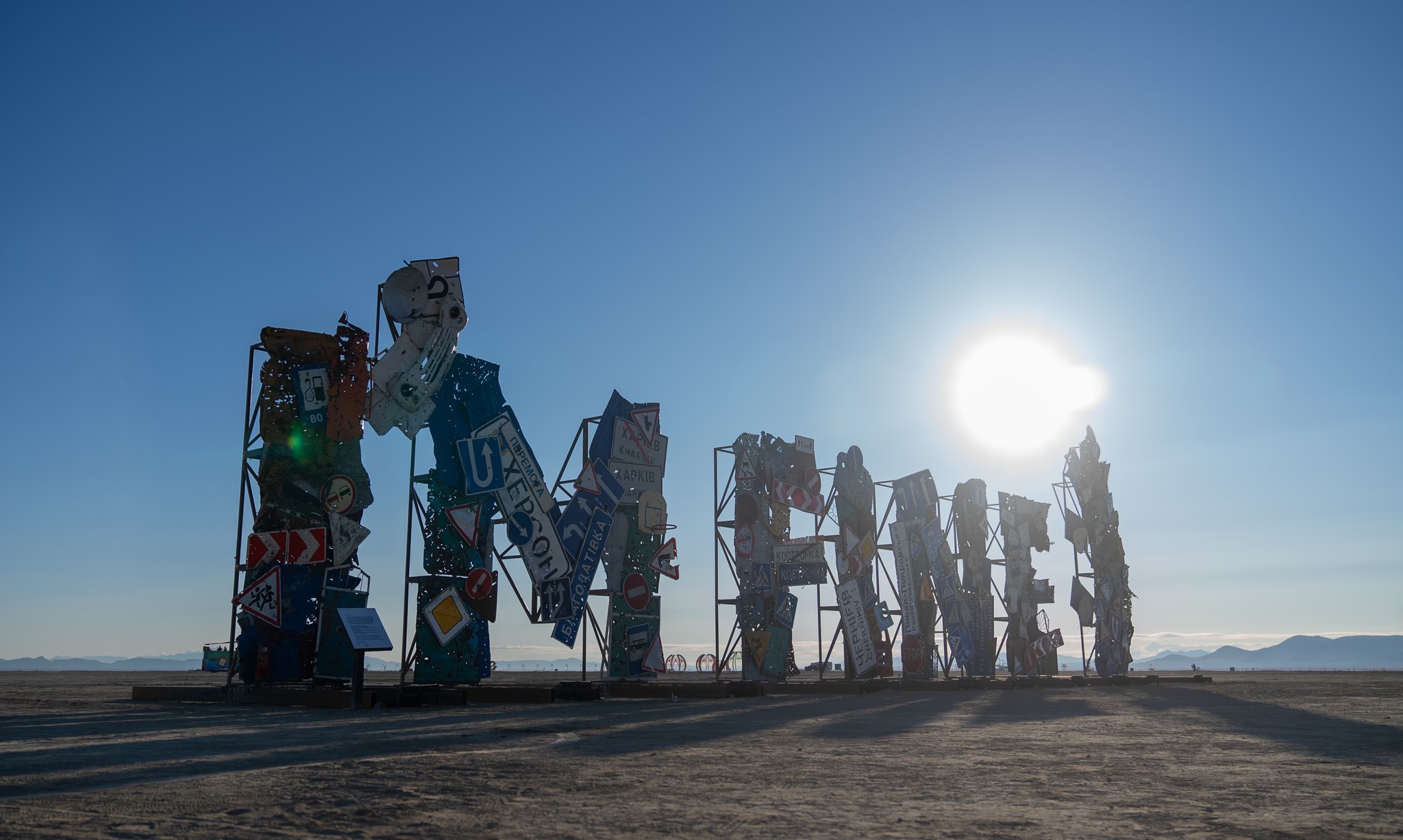 "I'M FINE": Україна на Burning Man представила монумент з артефактами війни