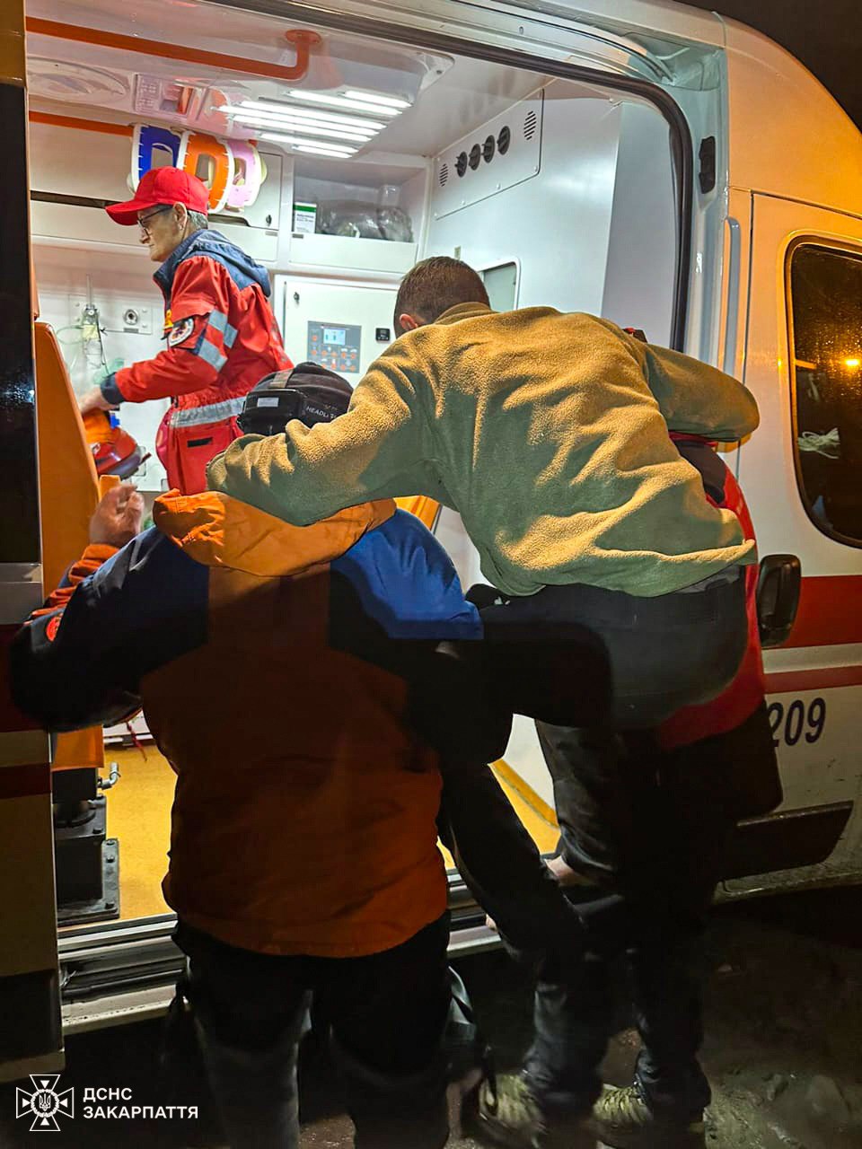 На Закарпатті врятували туриста, який 10 днів блукав у горах