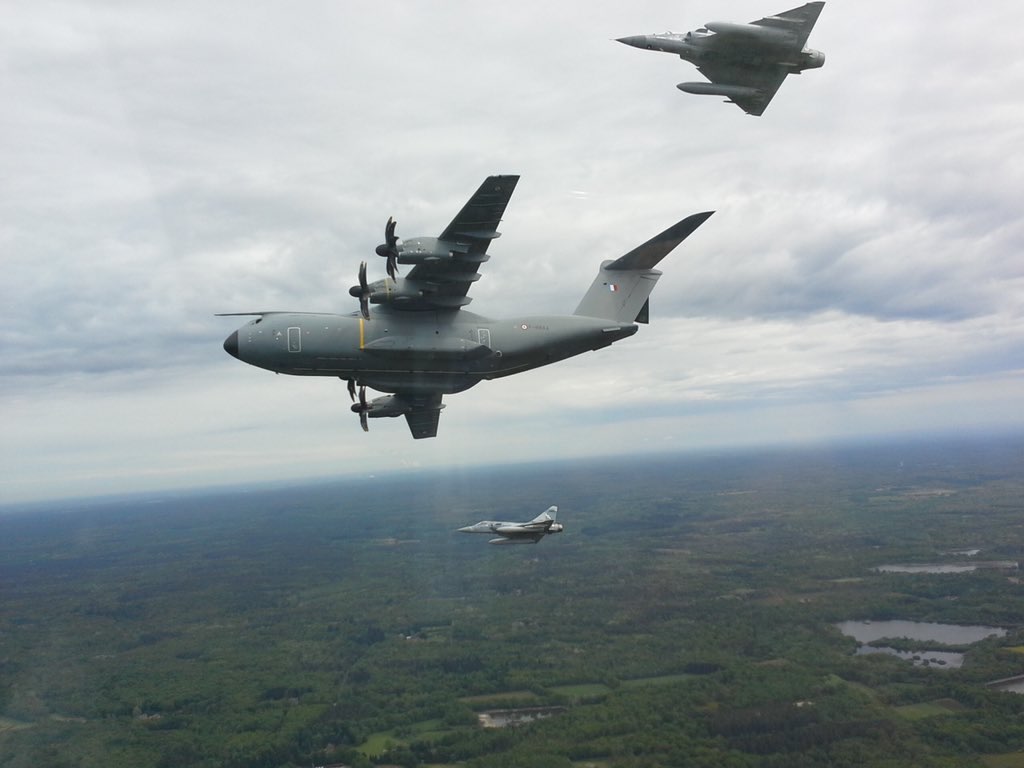 Військово-транспортний літак Airbus A400M та пара винищувачів Dassault Mirage 2000-5 ВПС Франції