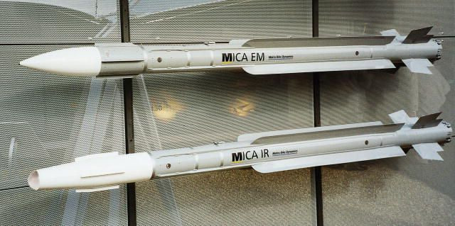 Ракети класу "повітря-повітря" MICA (справа)
