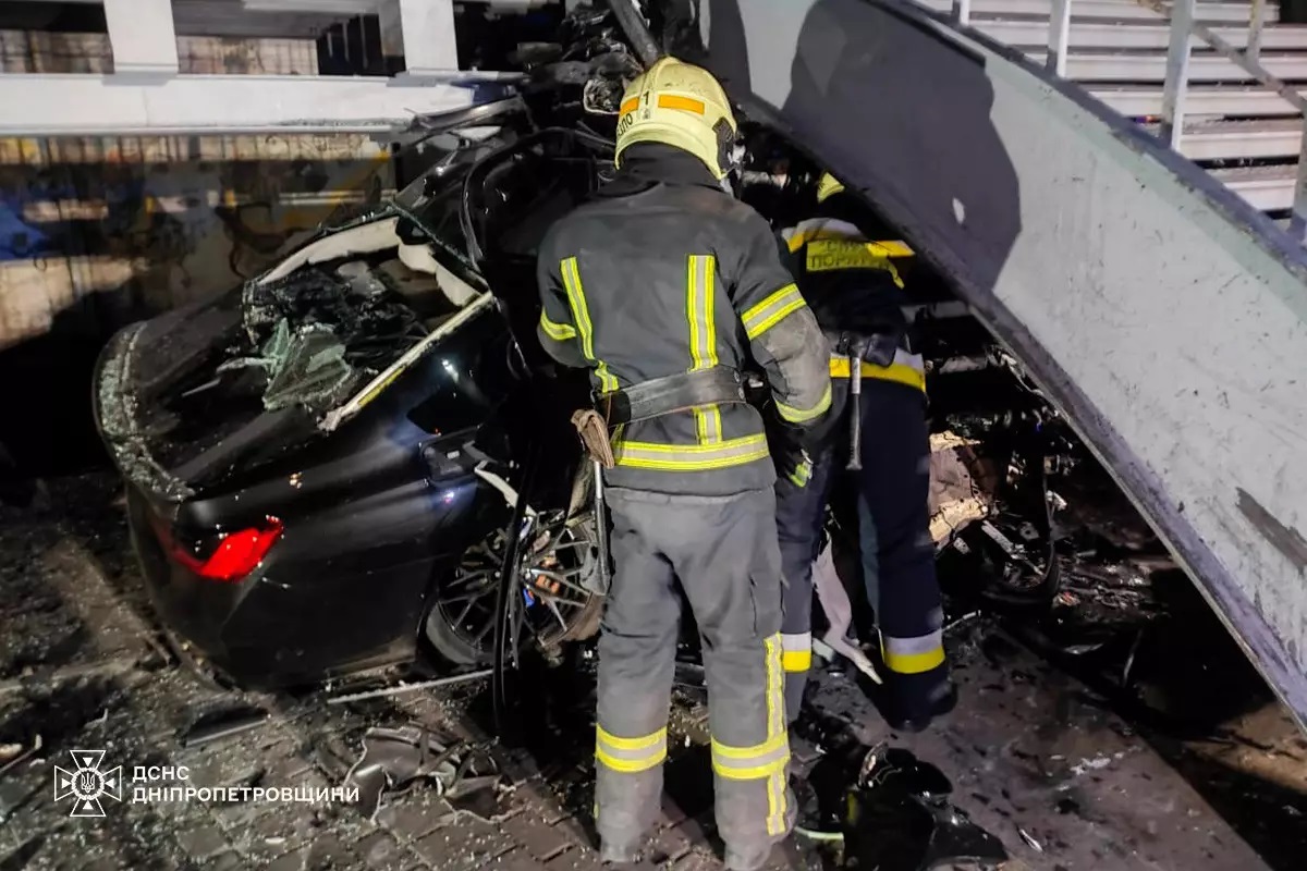 У Дніпрі BMW влетів в опору моста, загинуло троє людей
